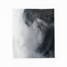 Nubes blancas sobre las oscuras montañas rocosas