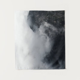 Tapiz Nubes blancas sobre las oscuras montañas rocosas