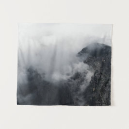 Tapiz Nubes blancas sobre las oscuras montañas rocosas