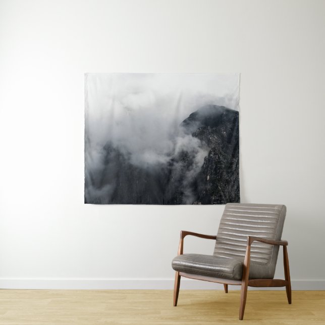 Tapiz Nubes blancas sobre las oscuras montañas rocosas (In situ (horizontal))