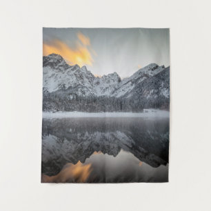 Tapiz Nubes de sol sobre montañas en el lago Fusine, Ita