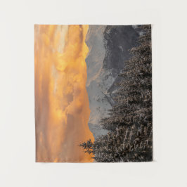 Tapiz Nubes naranjas sobre montañas y bosque de abetos