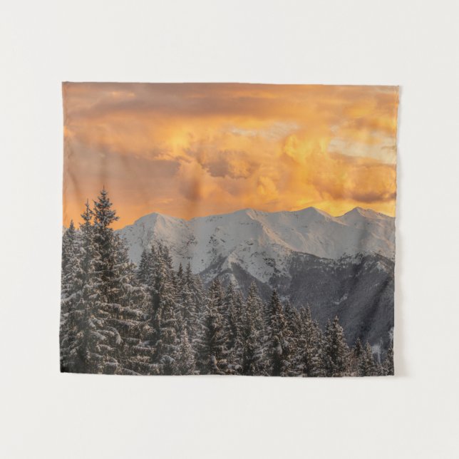 Tapiz Nubes naranjas sobre montañas y bosque de abetos (Anverso (horizontal))