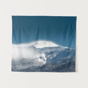Tapiz Nubes polvorientas sobre la montaña nevada Snežnik