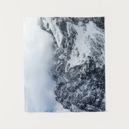 Tapiz Nubes que cubren majestuosas montañas