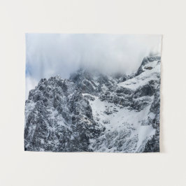 Tapiz Nubes que cubren majestuosas montañas