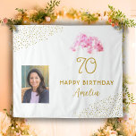 Tapiz Orquid Watercolor Gold Purpurina 70th Birthday Pho<br><div class="desc">Purpurina de Oro Orquídea Watercolor Watercolor Dorado 70th Birthday Party Fotografía de fondo Tapestry. Moderna fiesta de cumpleaños 70 floral con una hermosa orquídea acuarela rosa y un falso purpurina de oro. Añade tu foto,  nombre y edad.</div>