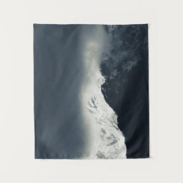 Tapiz Oscuridad y luz en las montañas cubiertas de nieve