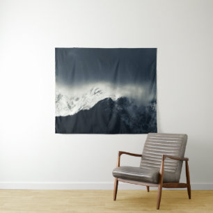 Tapiz Oscuridad y luz en las montañas cubiertas de nieve
