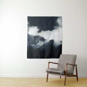 Tapiz Oscuridad y montañas envueltas en nubes
