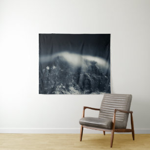 Tapiz Oscuridad y nubes blancas sobre las montañas