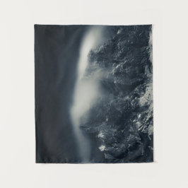 Tapiz Oscuridad y nubes blancas sobre las montañas