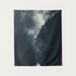 Tapiz Oscuridad y nubes de tormenta sobre montañas