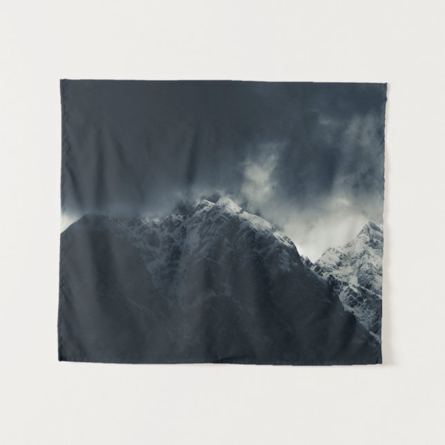 Tapiz Oscuridad y nubes de tormenta sobre montañas (Anverso (horizontal))
