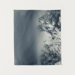 Tapiz Oscuridad y nubes que cubren la montaña