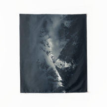 Oscuridad y nubes sobre las montañas