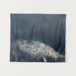 Tapiz Oscuridad y sol sobre bosque de picor de nieve