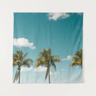 Tapiz Palmera verde bajo cielo azul por la mañana