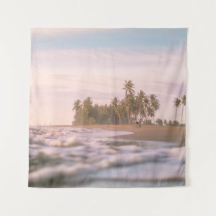 TAPIZ PALMERAS VERDES EN ARENA MARRÓN BAJO NUBES BLANCOS