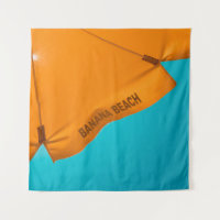 paraguas imprimidos en la playa de plátano naranja