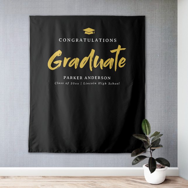Tapiz Partido de Graduación de Guión de Pincel Moderno N (Black & Gold Modern Brush Script Graduation Party Tapestry)