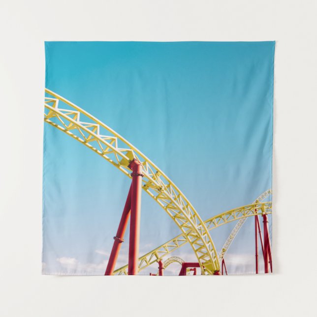 Tapiz Pascua de rodillos amarillos y rojos bajo cielo az (Anverso)