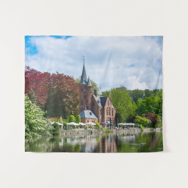 Tapiz Pequeño castillo cerca del lago en Brujas, Bélgica (Anverso (horizontal))