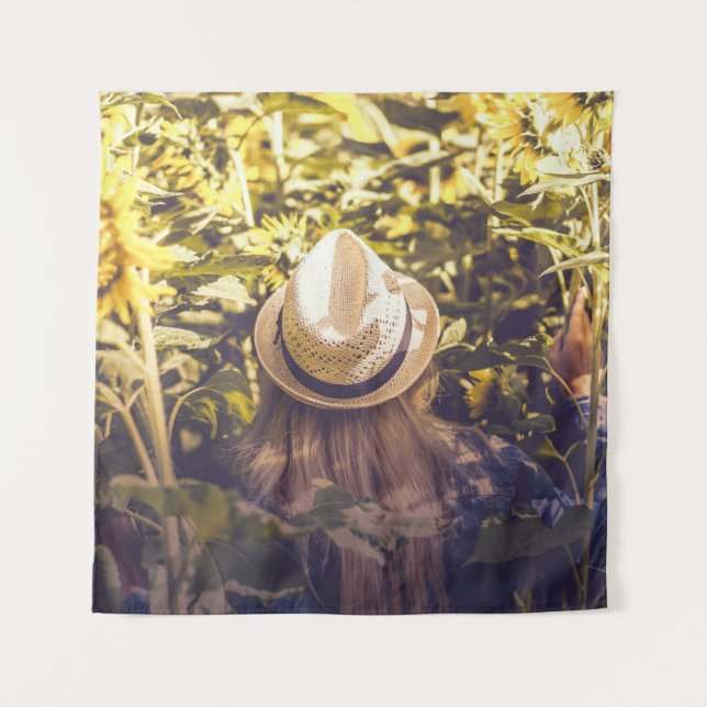 Tapiz Person wearing white hat beside sunflower fields (Anverso)