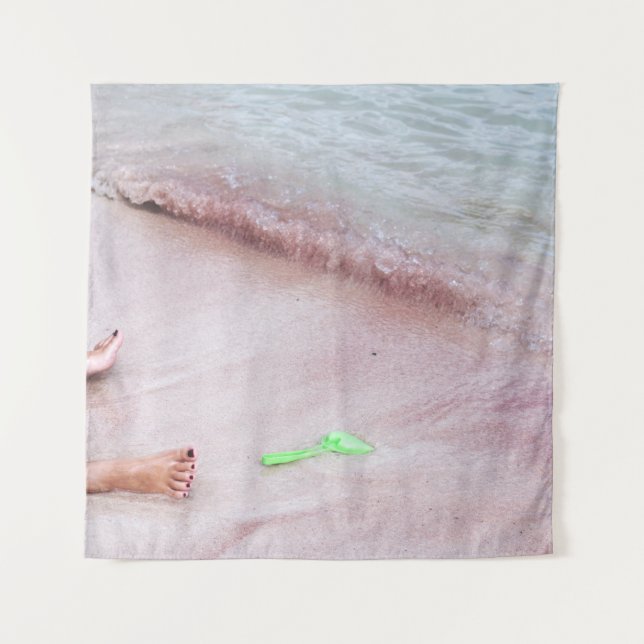 Tapiz Pie de la persona junto a una pala verde a orillas (Anverso)