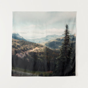 TAPIZ PINOS VERDES EN MONTAÑA BAJO NUBES BLANCOS DU