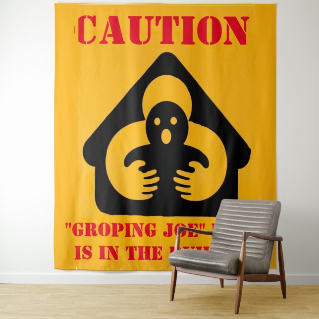 Tapiz "PRECAUCIÓN" "AGRUPACIÓN DE UNO" BIDEN está en la  (In situ)