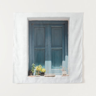 TAPIZ PUERTA DE MADERA AZUL EN MURO DE CONCRETO BLANCO