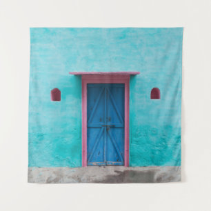 TAPIZ PUERTA DE MADERA ROJA EN PARED DE CONCRETO AZUL