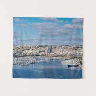 Tapiz Puerto de Sliema con edificios modernos y barcos