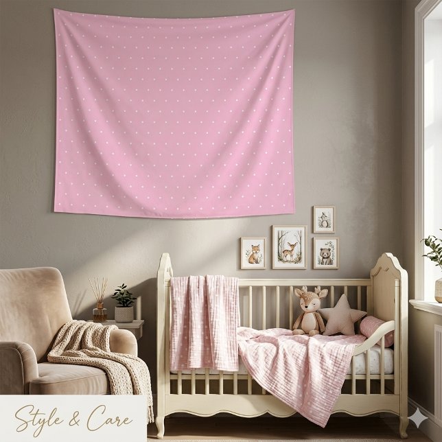 Tapiz Punto Clásico Blanco sobre Rosa Suave Moderno (Classic White Polka Dot on Modern Soft Pink Tapestry)
