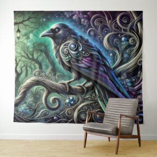 Tapiz Raven con plumas irlandesas en un bosque encantado