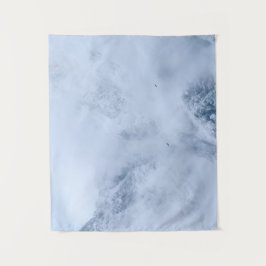 Tapiz Ravens, montañas nevadas y nubes