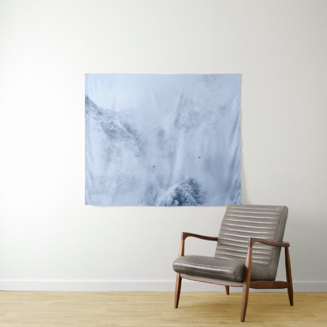 Tapiz Ravens, montañas nevadas y nubes (In situ (horizontal))