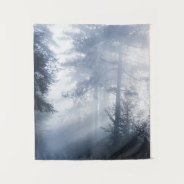 Tapiz Rayos de sol brillando a través del bosque brumoso