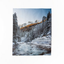 Río de otoño e invierno, bosque y montañas