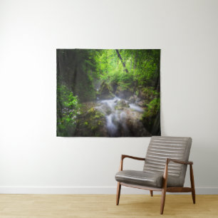 Tapiz Río fluyendo a través de un bosque verde encantado