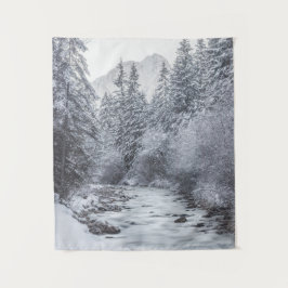 Tapiz Río fluyendo a través del bosque invernal Mojstran