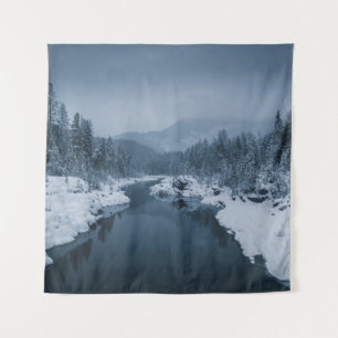 TAPIZ RÍO RODEADO DE CAMPO CUBIERTO DE NIEVE CON PINO T
