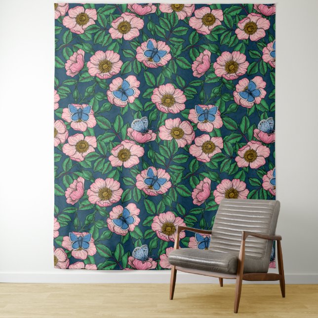 Tapiz Rosa de perro y mariposas (In situ)