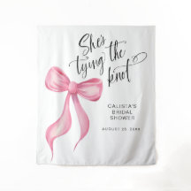 Rosa está atando el telón de fondo de la ducha nup