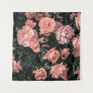Tapiz rosas rosadas pasteles que crecen en el jardín en