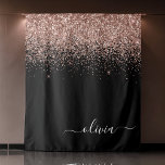 Tapiz Rubor Rosa Oro Rosado Brillo Letra Cursiva Monogra<br><div class="desc">Negro y Rosa Oro - Rosa Claro Brillo Destello Letra Cursiva Monograma Nombre e Inicial Tapiz. Esto hace el regalo perfecto para cumpleaños dulces 16,  boda,  ducha de novia,  aniversario,  ducha de bebé o fiesta de despedida de soltera para alguien que ama el lujo glamoroso y los estilos chic.</div>