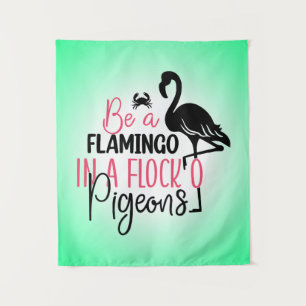 Tapiz Ser un flamenco en una bandada de palomas