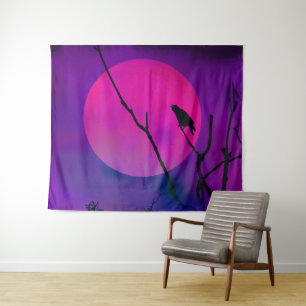 Tapiz Silueta de cuervo, luna llena rosa y púrpura