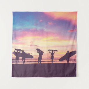 Tapiz Silueta de los surfistas llevando su surf